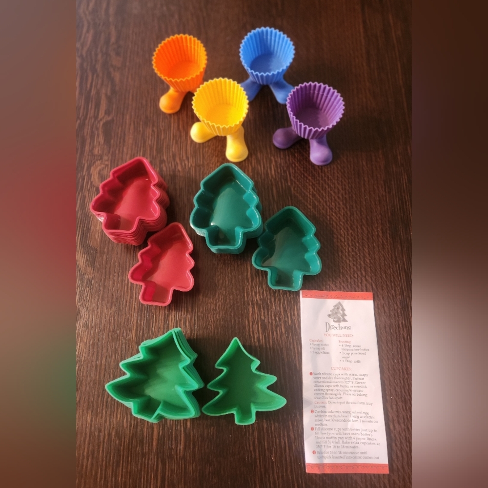 Wilton Silly Feet Silicone Baking Cups Set 4, Christmas Tree Cups Set 30 EUC $22